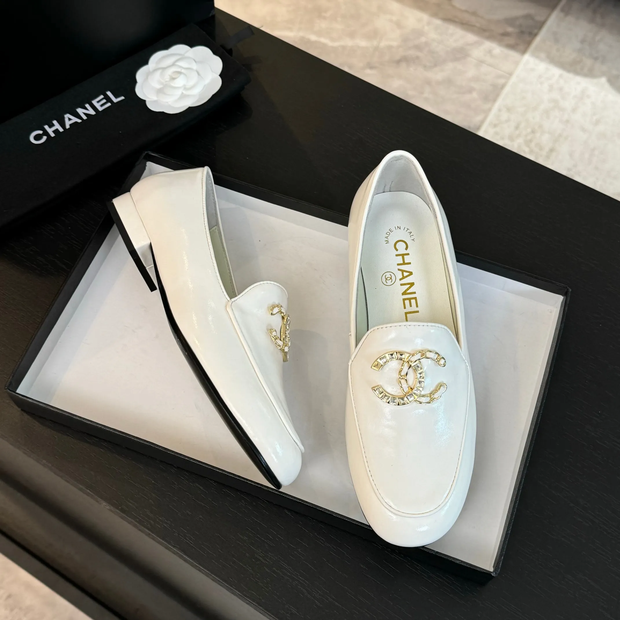 👟👟Ex-factory price 600👟👟 Purchasing-grade CHANEL Xiaoxiang classic retro shoes. I liked this pair at first sight. The design of the upper is very special. The classic hardware buckles embellished with Xiaoxiang are very CHANEL style. It has a high-end feel. The upper feet are very comfortable and soft. The feet are not afraid of being good-looking and comfortable. They are invincible when paired with mid-calf socks, skirts and trousers. It looks simple in style, but it has the effect of elongating the legs immediately on the feet, which is simple and does not lose personality. Adds a touch of coolness. Upper: imported mixed-breed lambskin. Lining: mixed-breed sheepskin. Soft, sweat-absorbent and breathable! Hardware: Exclusive original 1:1 mold development! Long-lasting and does not soften! Outsole: Genuine leather outsole imported from Italy. Height is about 2.5cm. Different market currency. We are different. Size: #34-42 (34 40 41 customized, non-refundable)